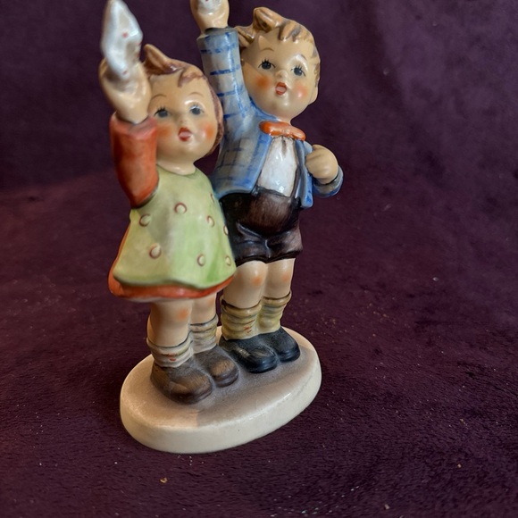 Goebel /Hummel Figurine #133/0 “Goodbye" TMK 5 Auf Wiedersehn 1979 - Picture 2 of 6